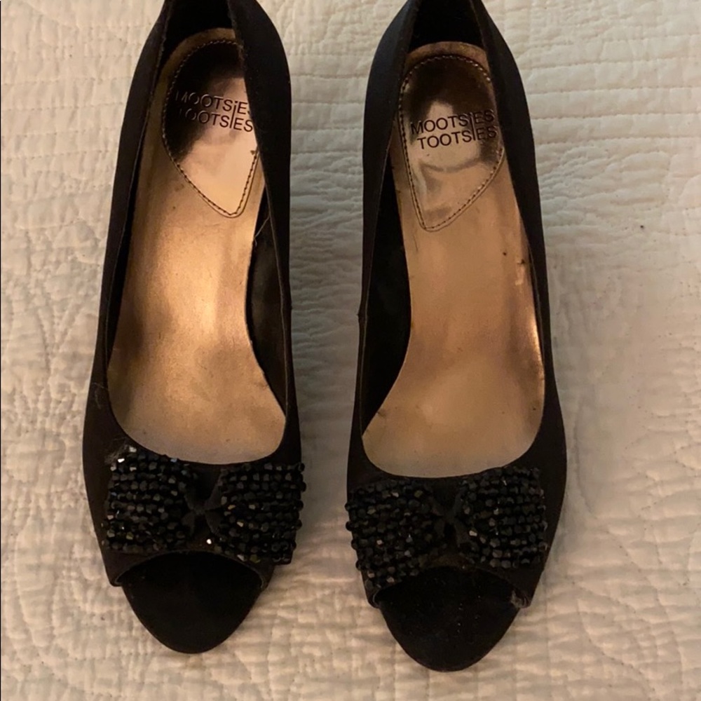 Black pumps